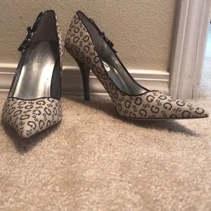 I’m selling Size 71/2 shoes that are made by Guess